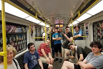 学生们在柏林乘坐地铁